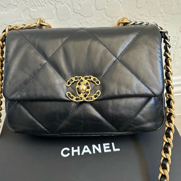 -SOLD- 💯Authentic Chanel 19 Small - Picture 2 of 15